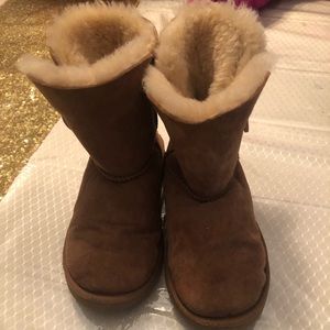 Kids bailey button Chestnut Ugg boots. Size 3